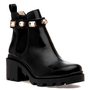 NEW/NEVER WORN STEVE MADDEN AMULET ANKLE BOOT